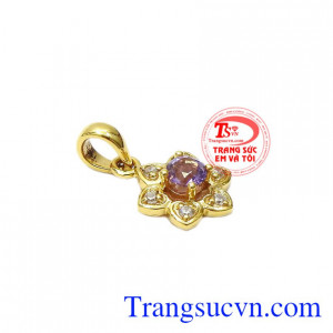 Mặt dây nữ thạch anh tím may mắn được thiết kế với kiểu dáng hình bông hoa rực rỡ, nổi bật. 