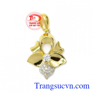 Mặt dây nữ vàng duyên dáng được chế tác tinh xảo từ vàng 10k chất lượng, với điểm nhấn là những viên CZ sáng lấp lánh mang lại vẻ thu hút cho phái đẹp.