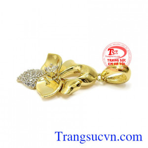 Đây sẽ là sự lựa chọn tinh tế dành cho các cô gái trong ngày đặc biệt của mình. Mặt dây nữ vàng duyên dáng