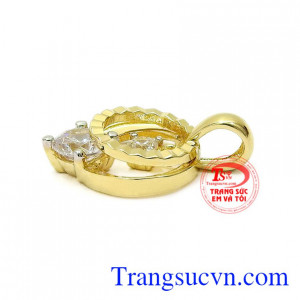 Sản phẩm sẽ là sự lựa chọn ưng ý dùng cho những cô nàng yêu thích phong cách Hàn. Mặt dây nữ yêu kiều