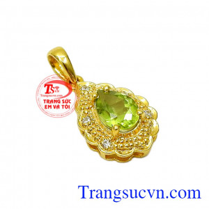 Kiểu dáng hình giọt nước mong manh mang đến sự dịu dàng và nữ tính cho chủ nhân,Mặt dây Peridot hình giọt nước