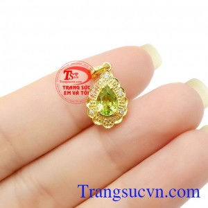Sản phẩm dễ dàng kết hợp cùng nhiều kiểu dáng dây chuyền khác nhau phù hợp với mọi độ tuổi,Mặt dây Peridot hình giọt nước