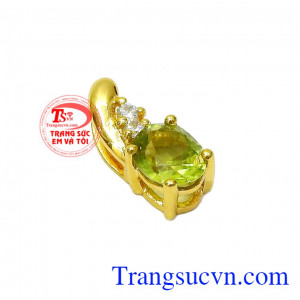 Sự kết hợp giữa vàng tây 14k và đá Peridot thiên nhiên mang đến sự bình an, may mắn cho chủ nhân mệnh Mộc và Hỏa,Mặt dây Peridot nhỏ nhắn