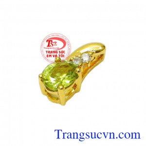 Đá Peridot còn giúp cho con người phát triển sự nhạy bén và mở mang tâm trí giúp bạn vươn đến tầm cao mới trong công việc,Mặt dây Peridot nhỏ nhắn