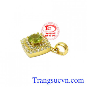 Kết hợp vàng tây 14k, đá cz cùng đá peridot thiên nhiên cách hài hòa mang đến vẻ sang trọng nhưng không kém phần quyến rũ. Mặt dây peridot quyến rũ