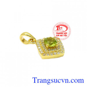 Mặt dây peridot quyến rũ được chế tác theo công nghệ hiện đại mang đến cho người dùng một sản phẩm hoàn hảo tới từng chi tiết.