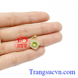 Đá peridot được mệnh danh là đá dành cho người sinh tháng 8 hay còn để kỷ niệm 16 năm ngày cưới. Mặt dây peridot quyến rũ