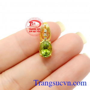 Với màu xanh tươi mát, Peridot chính là loại đá dành cho chủ nhân mang mệnh Hỏa và Mộc,Mặt dây Peridot thanh lịch