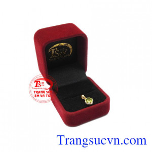 Đá peridot thiên nhiên mang nhiều tác dụng trong hỗ trợ điều trị một số bệnh, giúp bạn trở nên ôn hòa và có được hạnh phúc hôn nhân viên mãn. Mặt dây peridot tinh tế