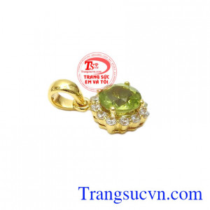Mặt dây peridot tinh tế được chế tác từ vàng tây 14k và đá peridot thiên nhiên.