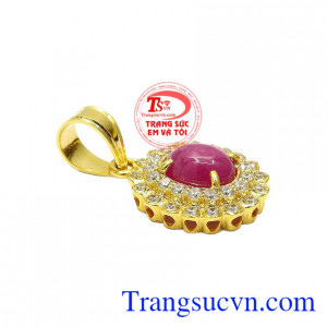 Mặt dây ruby nữ hoàng được chế tác từ vàng tây 14k cùng đá ruby thiên nhiên hợp phong thủy.