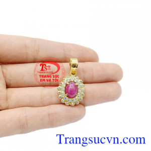 Ruby thiên nhiên giúp giải tỏa căng thẳng, lo âu, cải thiện một số bệnh về xương khớp giúp người dùng luôn khỏe mạnh. Mặt dây ruby nữ hoàng