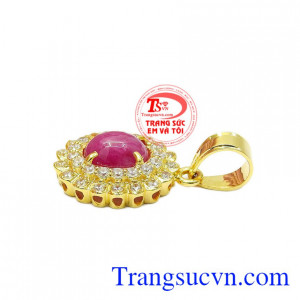 Mặt dây nổi bật với vẻ sang trọng, quyến rũ sẽ càng làm tôn lên nét đẹp của phụ nữ. Mặt dây ruby nữ hoàng