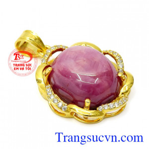 Ruby là viên đá có giá trị thường được những người giàu có, sang trọng ưu thích khi gắn lên đồ trang sức. Mặt dây Ruby sao tinh tế