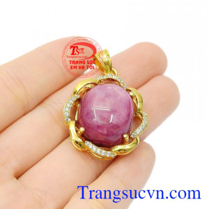 Đây là viên đá dành cho những người mang mệnh Hỏa, Thổ và những người sinh tháng 7. Mặt dây Ruby sao tinh tế