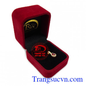 Ngoài ra, ruby còn là viên đá của tình yêu, hạnh phúc và lãng mạn, là món quà tuyệt vời cho người bạn yêu thương