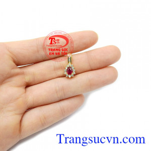 Ruby là viên đá tượng trưng cho sự thịnh vượng, may mắn và bình an, là lá bùa hộ mệnh cho mỗi người