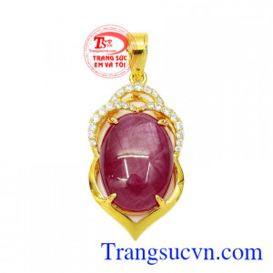 Mặt dây Ruby trang nhã là thiết kế khiến các chị em săn đón với đường nét vô cùng tỉ mỉ, sắc nét mang lại thần thái quý phái cho phái đẹp.