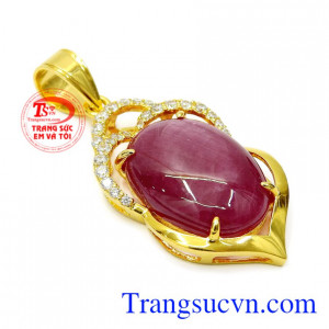 Mặt dây Ruby được chế tạo từ viên đá Ruby thiên nhiên một viên đá mà giới thượng lưu, giàu có yêu thích. Mặt dây Ruby trang nhã