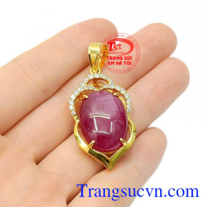 Sản phẩm kết hợp với dây chuyền vàng toát lên vẻ sang trọng cho quý cô, quý bà, không chỉ vậy nếu kết hợp với đôi bông tai ruby sẽ khiến cho hội chị em trở nên lôi cuốn, trang trọng hơn bao giờ hết. Mặt dây Ruby trang nhã