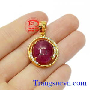 Sản phẩm có thể kết hợp với dây chuyền vàng tạo nên vẻ thanh lịch, sang trọng cho các quý cô, quý bà. Mặt dây Ruby vòng xoáy ký ức