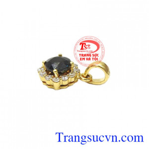 Với thiết kế trẻ trung, năng động sẽ giúp bạn gái càng thêm phần đáng yêu. Mặt dây saphir dễ thương