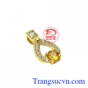 Mặt dây saphir vàng độc đáo với thiết kế mới lạ, phong cách. 