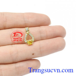 Saphir vàng thiên nhiên là biểu tượng cho sự giàu có và thịnh vượng. Mặt dây saphir vàng độc đáo