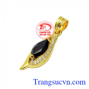 Sapphire là biểu tượng của tình yêu, hôn nhân bền vững, sự giàu có và lòng chung thủy,Mặt dây Sapphire thu hút