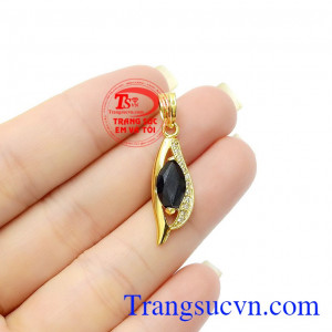 Ngoài ra, nhiều người cho rằng loại đá này có năng lực cảm thụ, giúp giảm huyết áp, chống mất ngủ, đau lưng hiệu quả,Mặt dây Sapphire thu hút