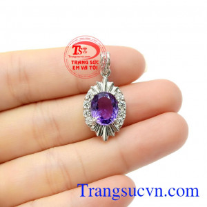 Không chỉ vậy viên đá này còn đem lại nhiều may mắn, giàu sang, thinh vượng và phù hợp với những người mệnh Thổ và Hỏa,Mặt dây thạch anh tím nổi bật