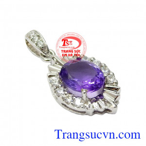 Sự kết hợp hoàn hảo mang lại sản phẩm vừa tinh tế lại vừa hợp phong thủy,Mặt dây thạch anh tím nổi bật