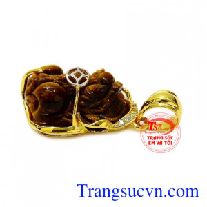 Mặt dây đeo hợp thời trang và phong thủy, dễ dàng kết hợp với nhiều loại dây chuyền khác nhau.