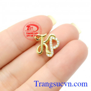 Mặt dây dễ dàng kết hợp với nhiều loại dây chuyền và trang phục khác nhau cho nhiều lứa tuổi,Mặt dây vàng chữ KP