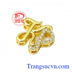 Từng chi tiết được làm vô cùng cẩn thận và tỉ mỉ đem lại cho người đeo cảm giác tinh tế, sang trọng,Mặt dây vàng chữ KP
