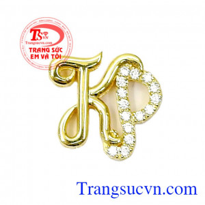 Mặt dây vàng chữ KP được chế tác và thiết kế tinh xảo từ vàng 10k kết hợp đính đá CZ làm tăng sự thu hút,Mặt dây vàng chữ KP