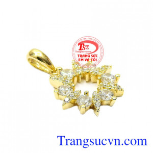 Mặt dây vàng tây lấp lánh được nhập khẩu nguyên chiếc từ Hàn Quốc.