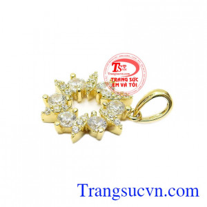 Thiết kế tinh tế, hợp thời trang và vô cùng đáng yêu sẽ giúp cho các bạn gái khi đeo càng thêm cuốn hút. Mặt dây vàng tây lấp lánh