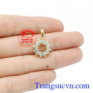Sản phẩm kết hợp từ vàng tây 10k cùng đá cz lấp lánh. Mặt dây vàng tây lấp lánh