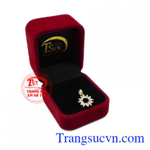 Mặt dây vàng tây lấp lánh là món quà thích hợp để dành tặng cho người bạn yêu thương trong những dịp lễ quan trọng.
