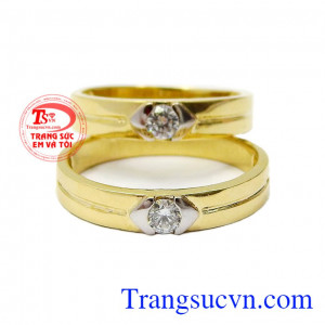 Nhẫn cưới là kỷ vật thiêng liêng đi cùng năm tháng với các cặp đôi, là minh chứng cho sự gắn bó, bền chặt mãi mãi của hôn nhân,Nhẫn cưới bến đỗ tình yêu
