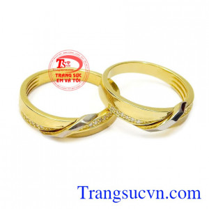 Nhẫn cưới gắn kết hạnh phúc được chế tác từ vàng 10k chất lượng, nhập khẩu từ Korea.