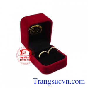 Đôi nhẫn cưới hôn nhân hạnh phúc với các chi tiết được chạm khắc tinh tế, tỉ mỉ như những vui buồn mà vợ chồng phải trải qua. Nhẫn cưới hôn nhân hạnh phúc