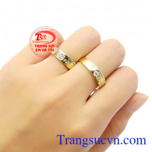 Chiếc nhẫn hình tròn không có điểm đầu cũng không có điểm cuối, không có sự đứt đoạn, điều đó thể hiện một mối quan hệ bền chặt, vững chắc và trường tồn,Nhẫn cưới hôn nhân viên mãn