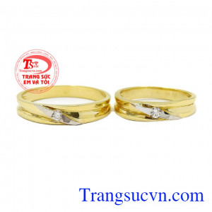 Với kiểu dáng đơn giản, không cầu kì nhưng vẫn có điểm nhấn là 1 viên đá CZ lấp lánh tạo sự thu hút cho sản phẩm,Nhẫn cưới tình yêu bền lâu