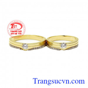 Nhẫn cưới là sự tượng trưng cho tình yêu gắn kết trọn đời, là minh chứng cho tình yêu hạnh phúc lứa đôi,Nhẫn cưới vàng thanh lịch