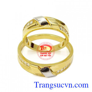 Các đôi yêu nhau luôn mong muốn được cùng người mình yêu sống cuộc đời đầu bạc rặng long, hạnh phúc bền lâu. Nhẫn cưới vàng thời trang