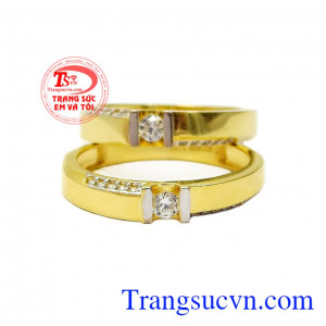 Kiểu dáng đơn giản, trang nhã nhưng vẫn không kém phần nổi bật nhờ những viên đá Cz kết sáng lấp lánh,Nhẫn cưới vàng trang nhã