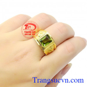 Đá Peridot là lá bùa hộ mệnh mang lại may mắn, sức khỏe và tài lộc cho chủ nhân,Nhẫn nam vàng Peridot tuổi Dần