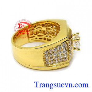 Sản phẩm gắn đá CZ làm đá chủ và đá kết lấp lánh mang lại sự sang trọng, thời trang và đẳng cấp cho phái mạnh